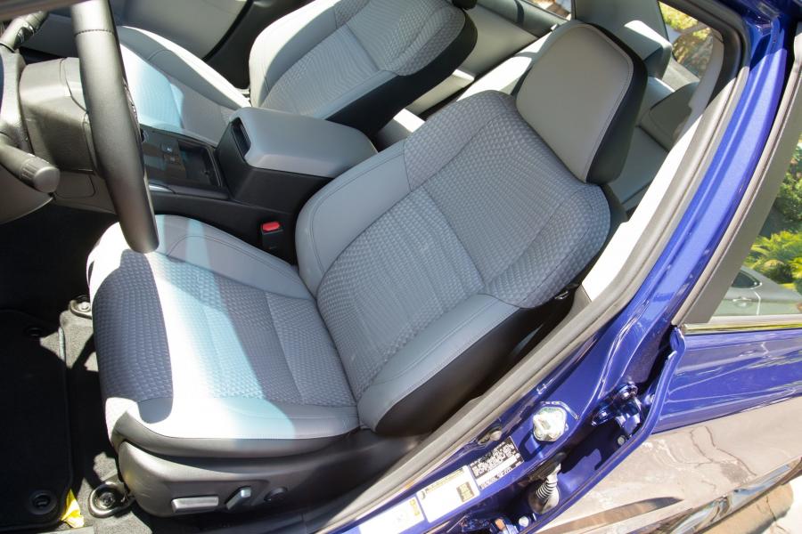  Toyota Camry Hybrid 2015 года  (US) (фото 10 из 28)